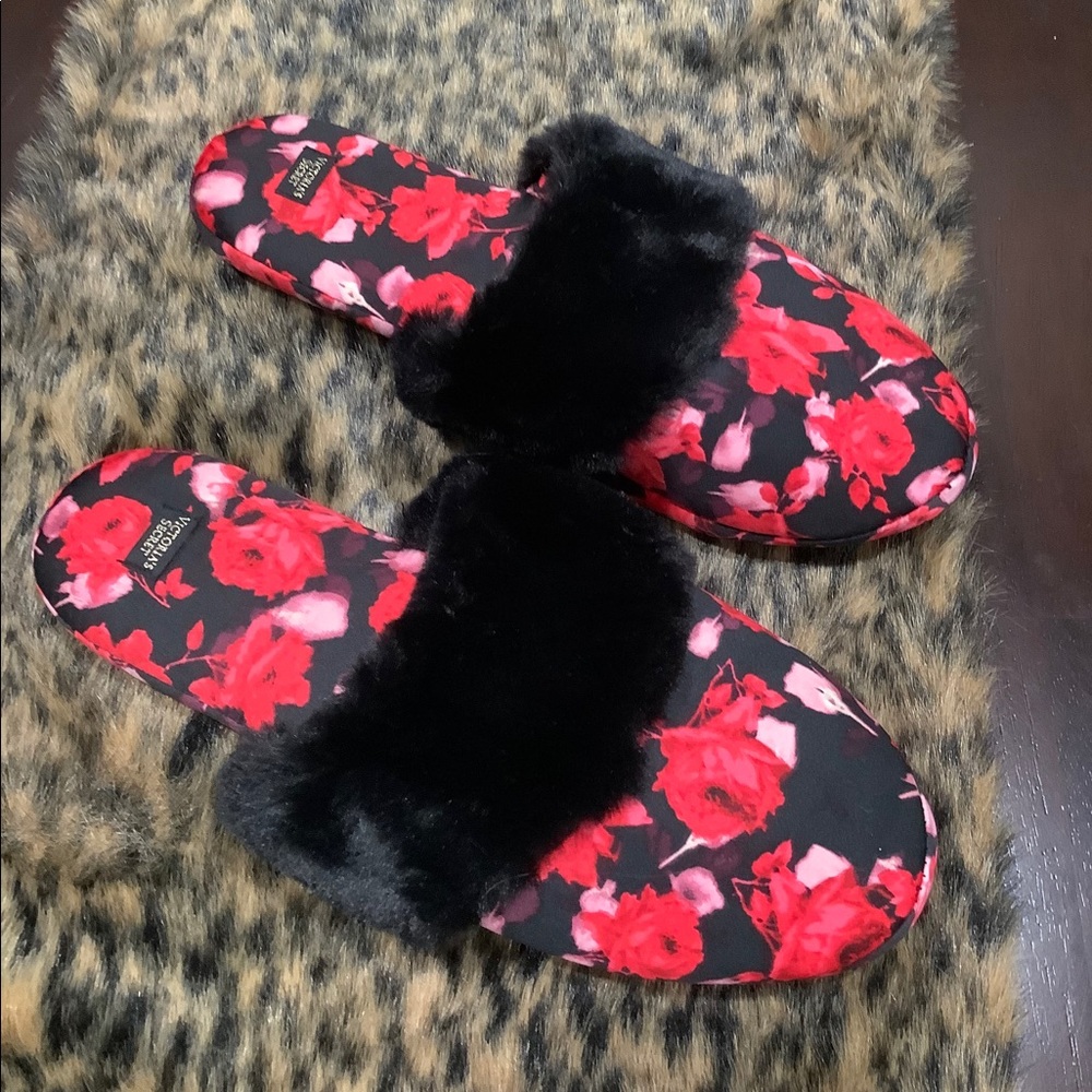 NWOT VICTORIAS SECRET SLIPPERS‎